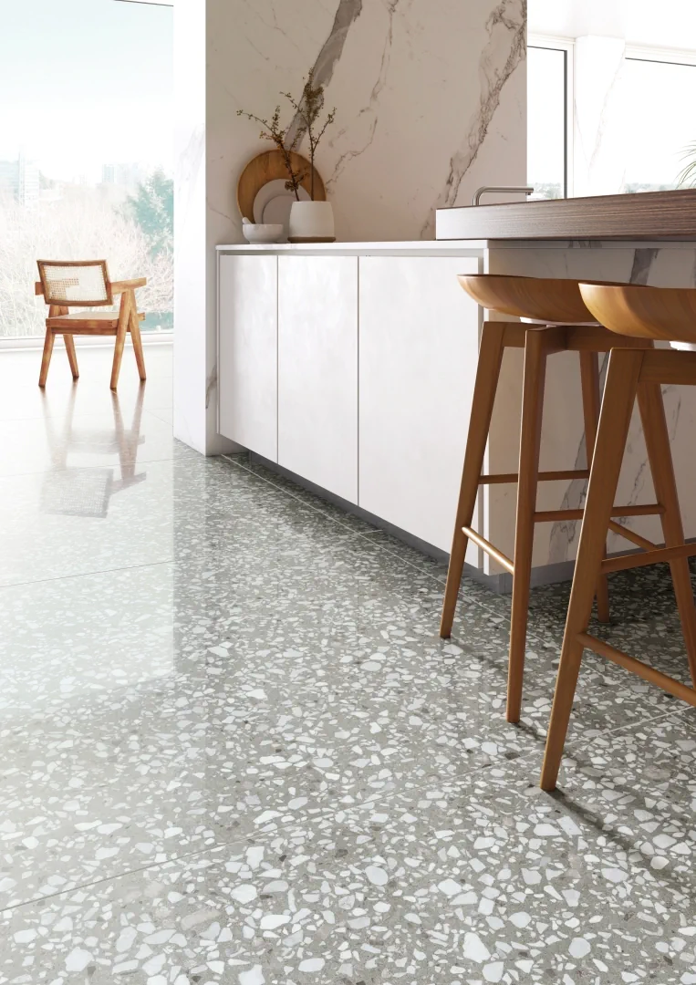 Gres Casalgrande Padana LE VILLE efekt terrazzo - aranzacja w korytarzu z naturalnym swiatlem
