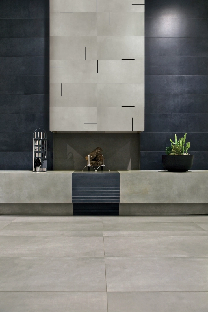 Gres Casalgrande Padana R-EVOLUTION efekt beton - aranzacja w korytarzu z naturalnym swiatlem