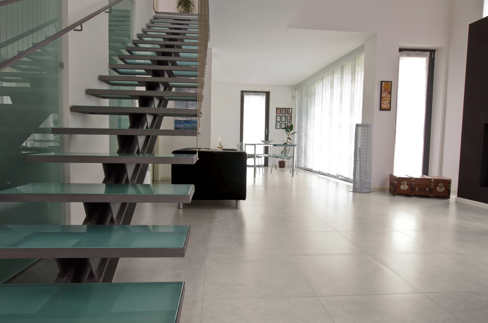Gres Casalgrande Padana PIETRE ETRUSCHE efekt kamień - aranzacja w strefie dziennej z duzymi przeszkleniami