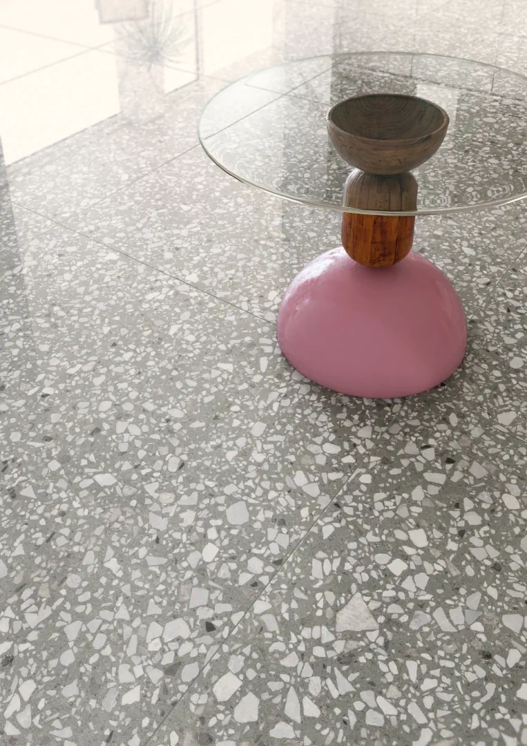 Gres Casalgrande Padana LE VILLE efekt terrazzo - aranzacja w nowoczesnym salonie