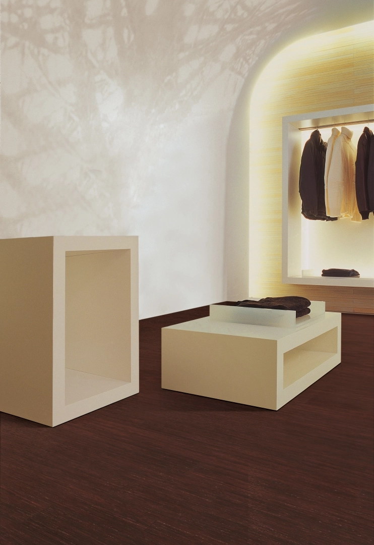 Gres Casalgrande Padana METALWOOD efekt drewno - aranzacja w korytarzu z naturalnym swiatlem