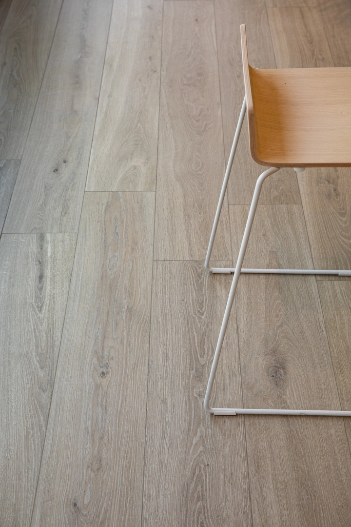 Płytki gresowe Marazzi Oltre efekt drewno w nowoczesnym salonie z drewnianymi akcentami
