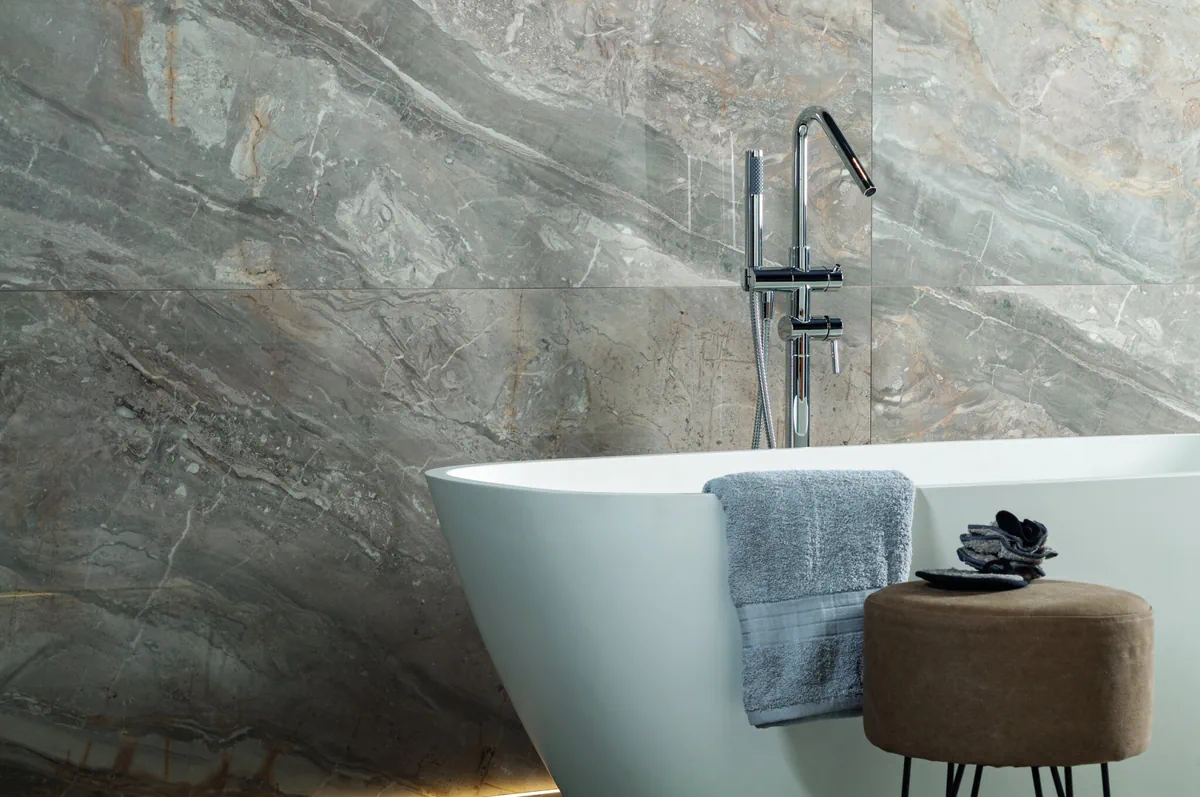 Gres Cifre LUXURY efekt marmur, kamień - aranzacja w przestronnym holu