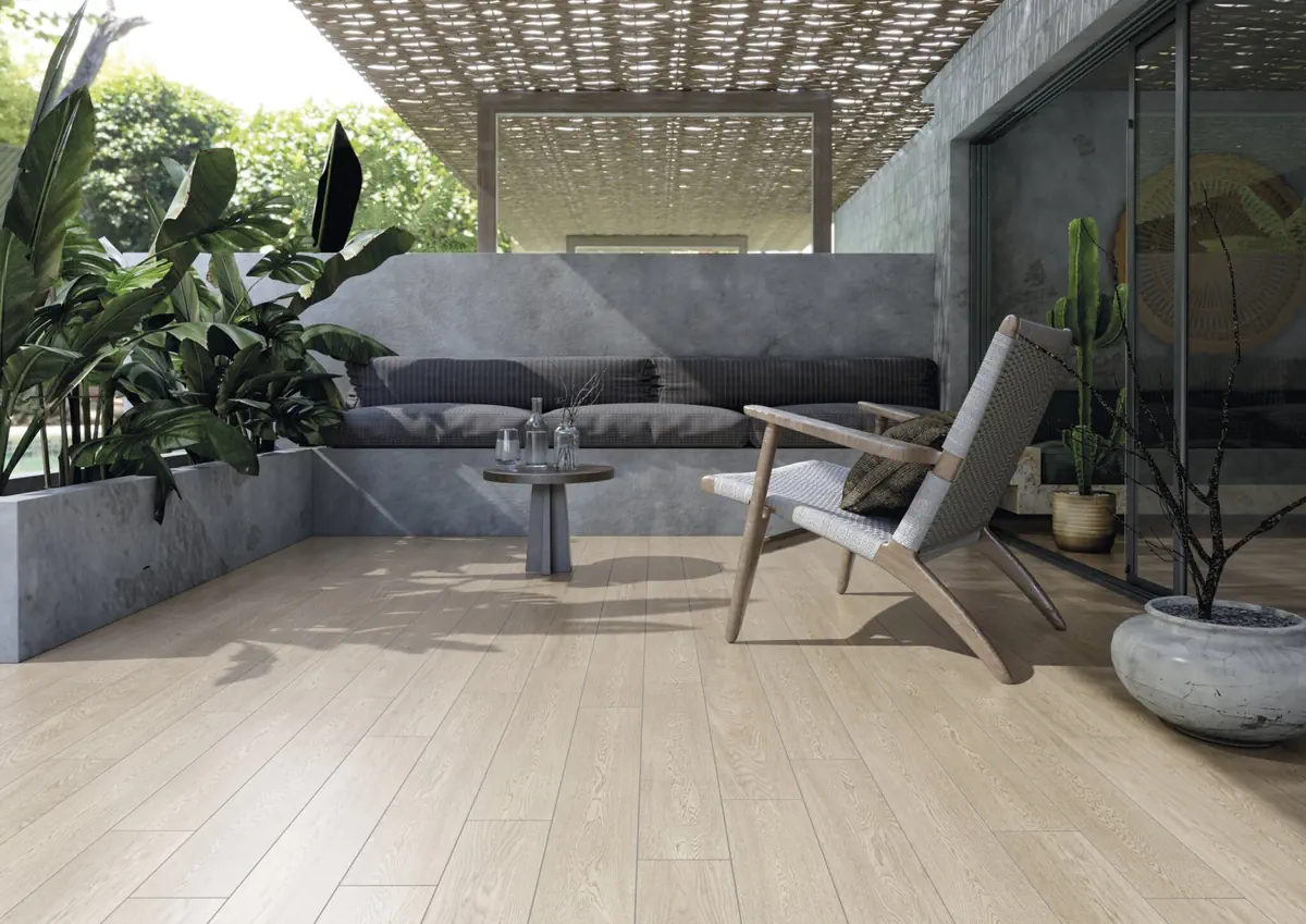 Gres Cifre HEARTWOOD efekt drewno - aranzacja w przy kominku