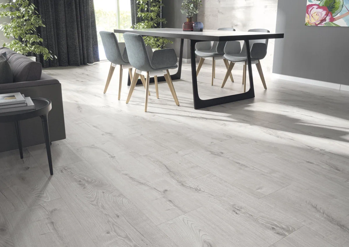 Gres Cifre YUKON efekt drewno - aranzacja w eleganckiej lazience