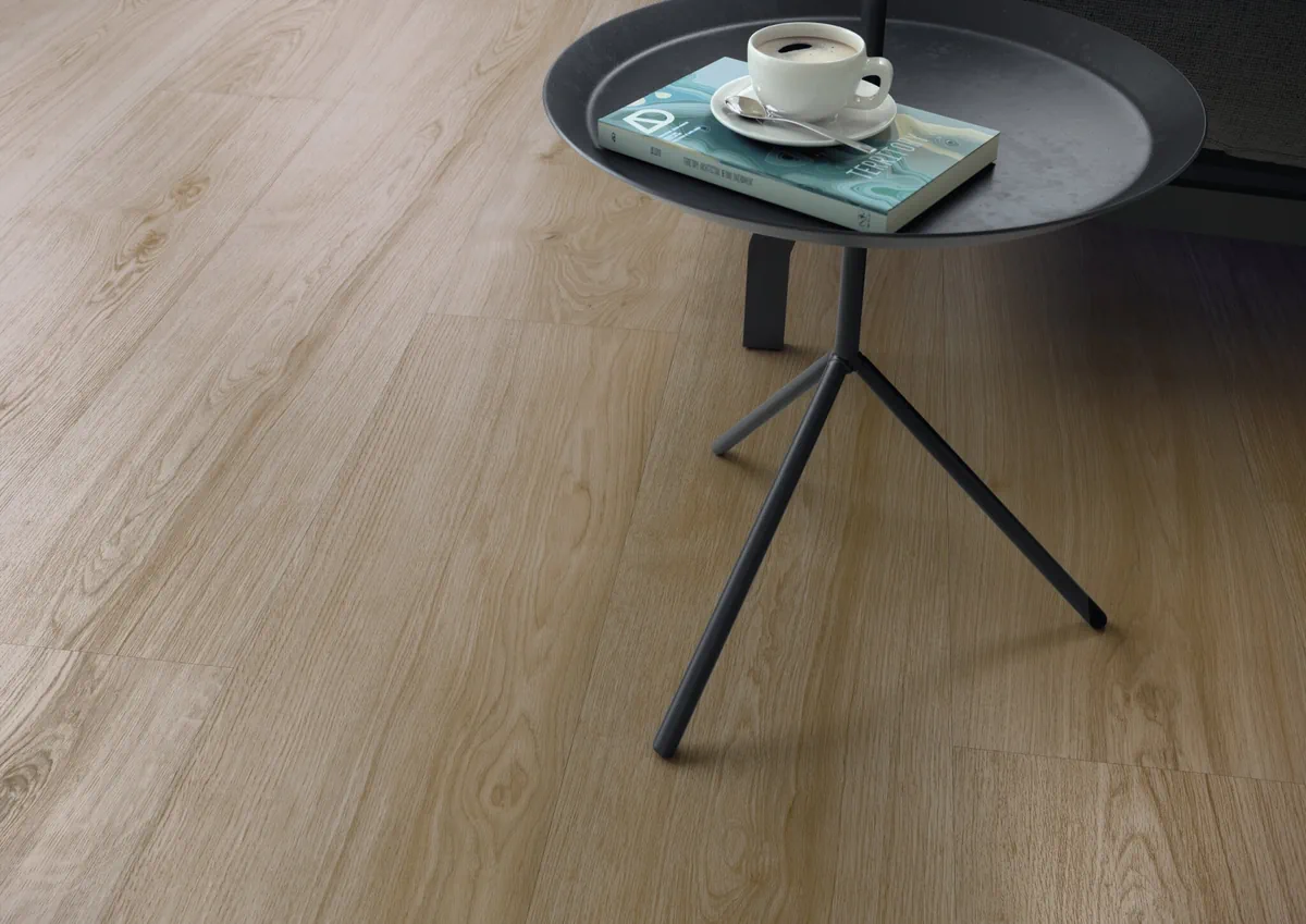 Gres Cifre OXFORD efekt drewno - aranzacja w przy kominku