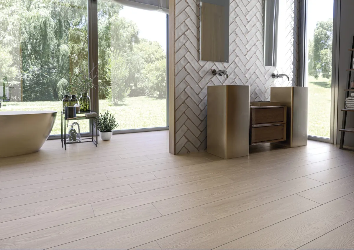 Gres Cifre HEARTWOOD efekt drewno - aranzacja w korytarzu z naturalnym swiatlem