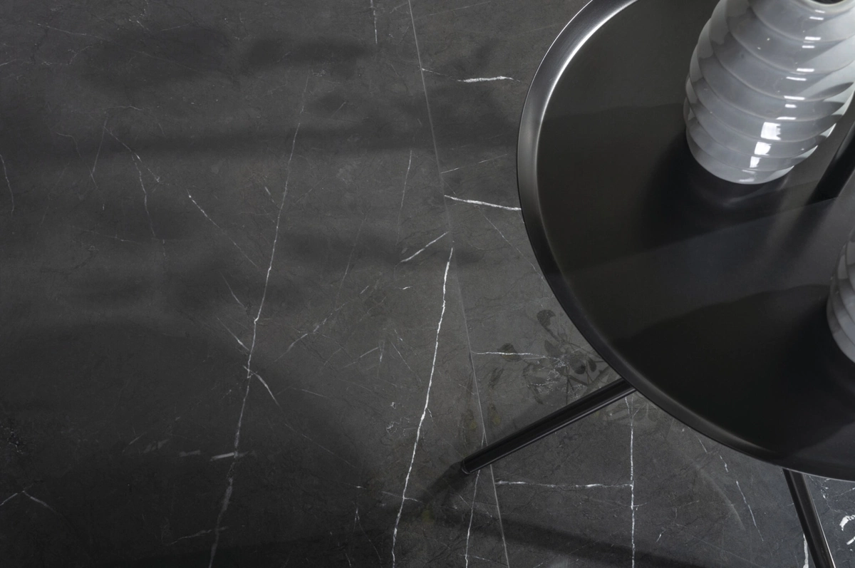 Gres Cifre MARQUINA efekt marmur - aranzacja w przy kominku