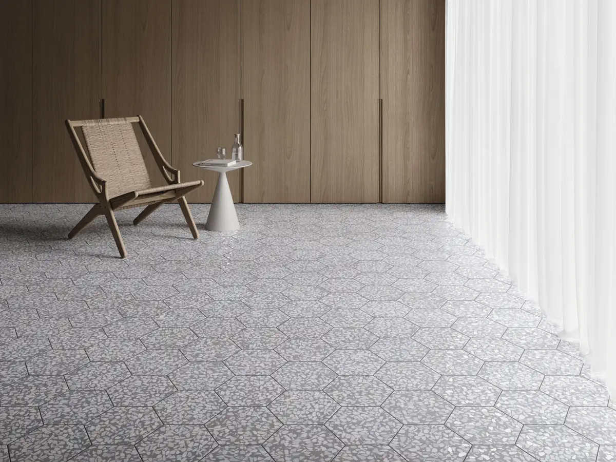 Gres Cifre RIAZZA efekt terrazzo - aranzacja w przestronnym holu