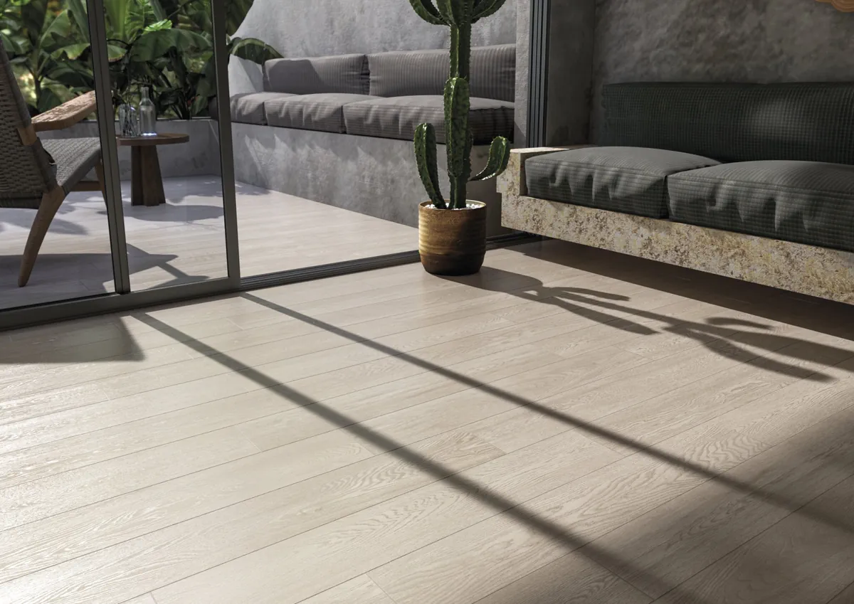 Gres Cifre HEARTWOOD efekt drewno - aranzacja w nowoczesnym salonie