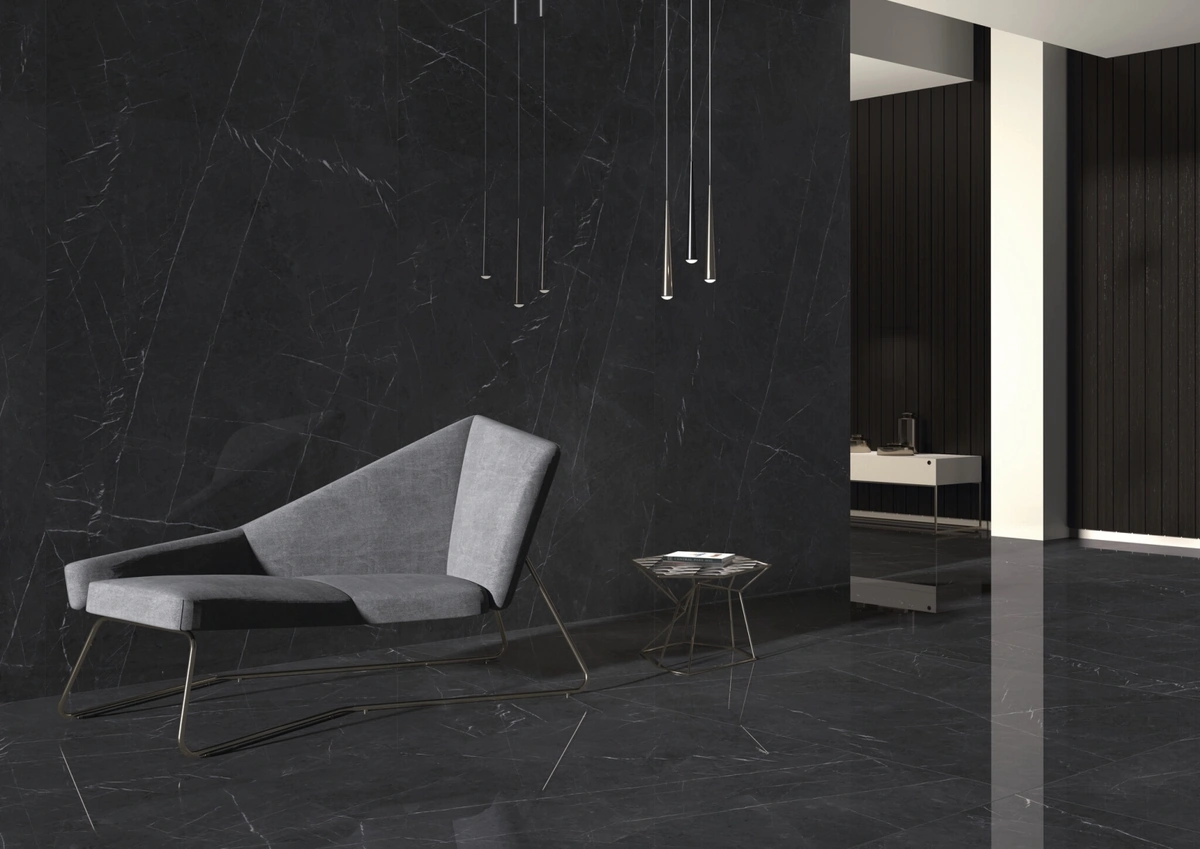 Gres Cifre MARQUINA efekt marmur - aranzacja w korytarzu z naturalnym swiatlem