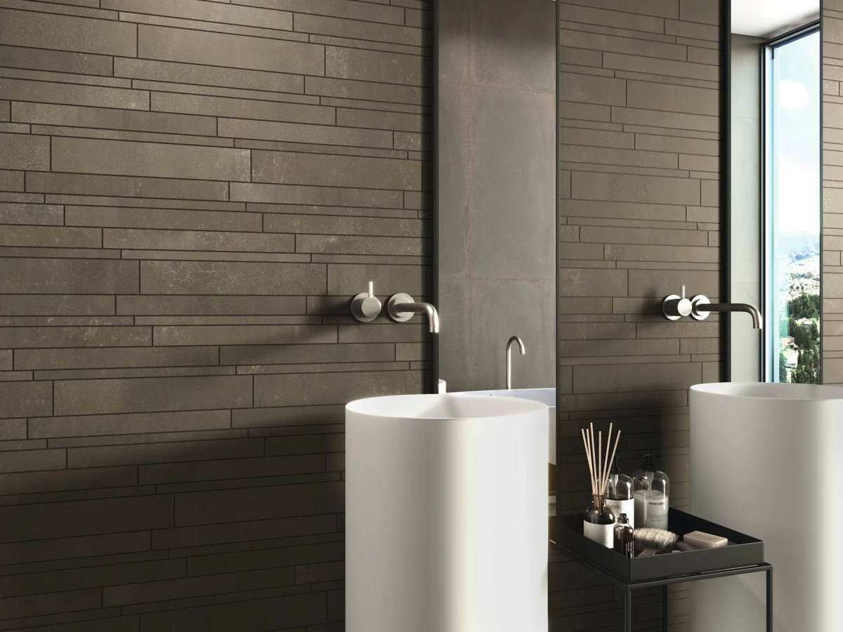 Gres Cifre INDUSTRIAL efekt metal - aranzacja w korytarzu z naturalnym swiatlem