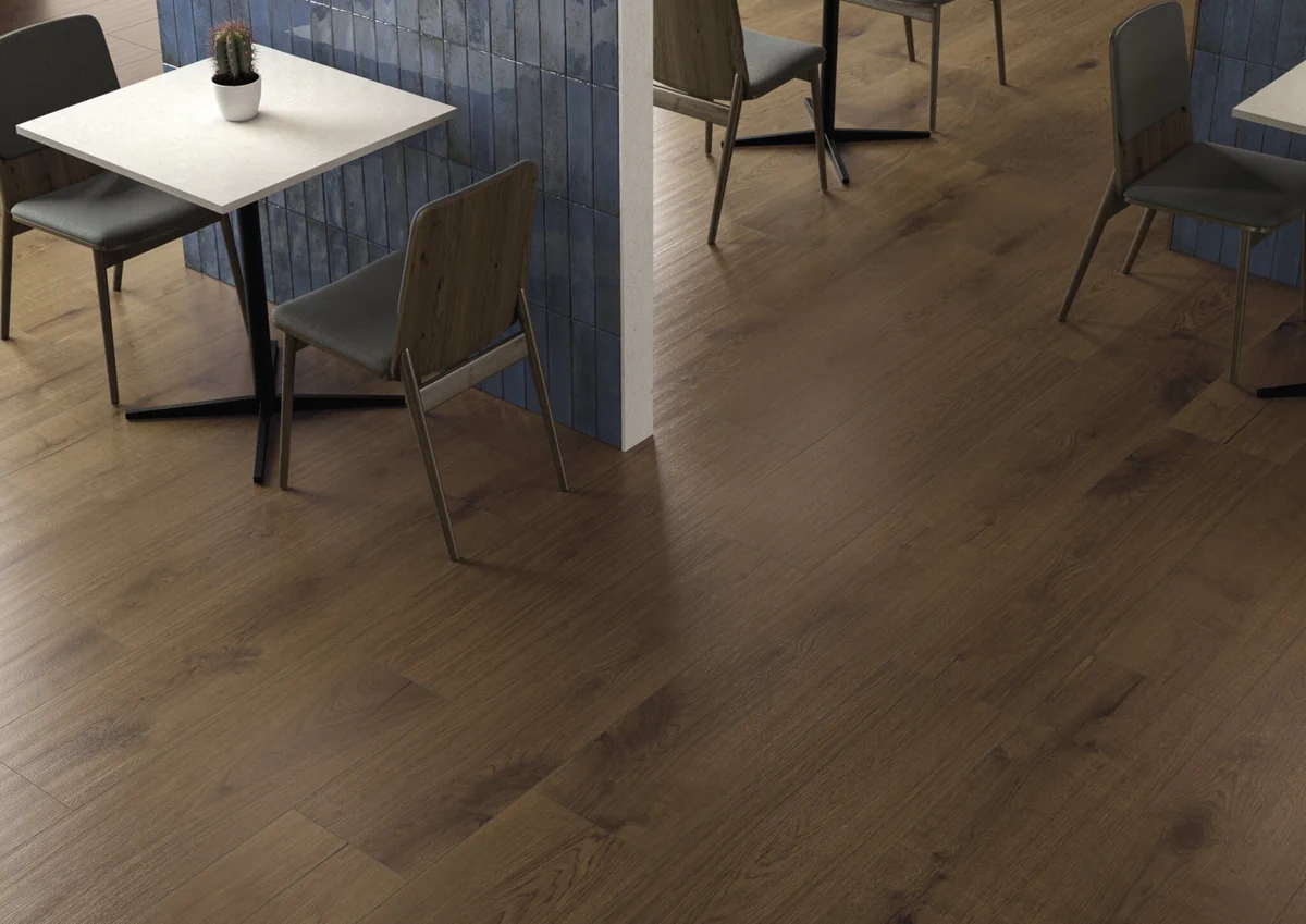 Gres Cifre VERMONT efekt drewno - aranzacja w przestronnym holu