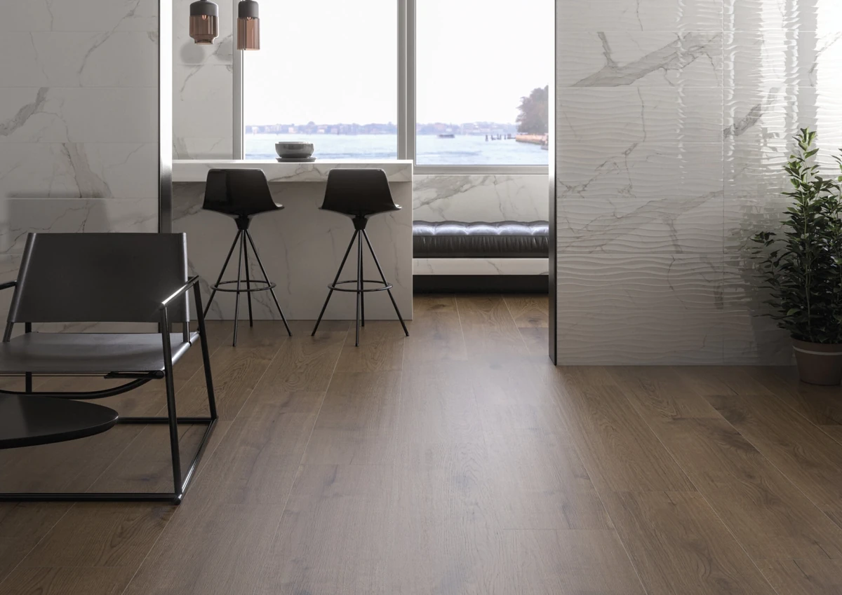 Gres Cifre VERMONT efekt drewno - aranzacja w przy kominku