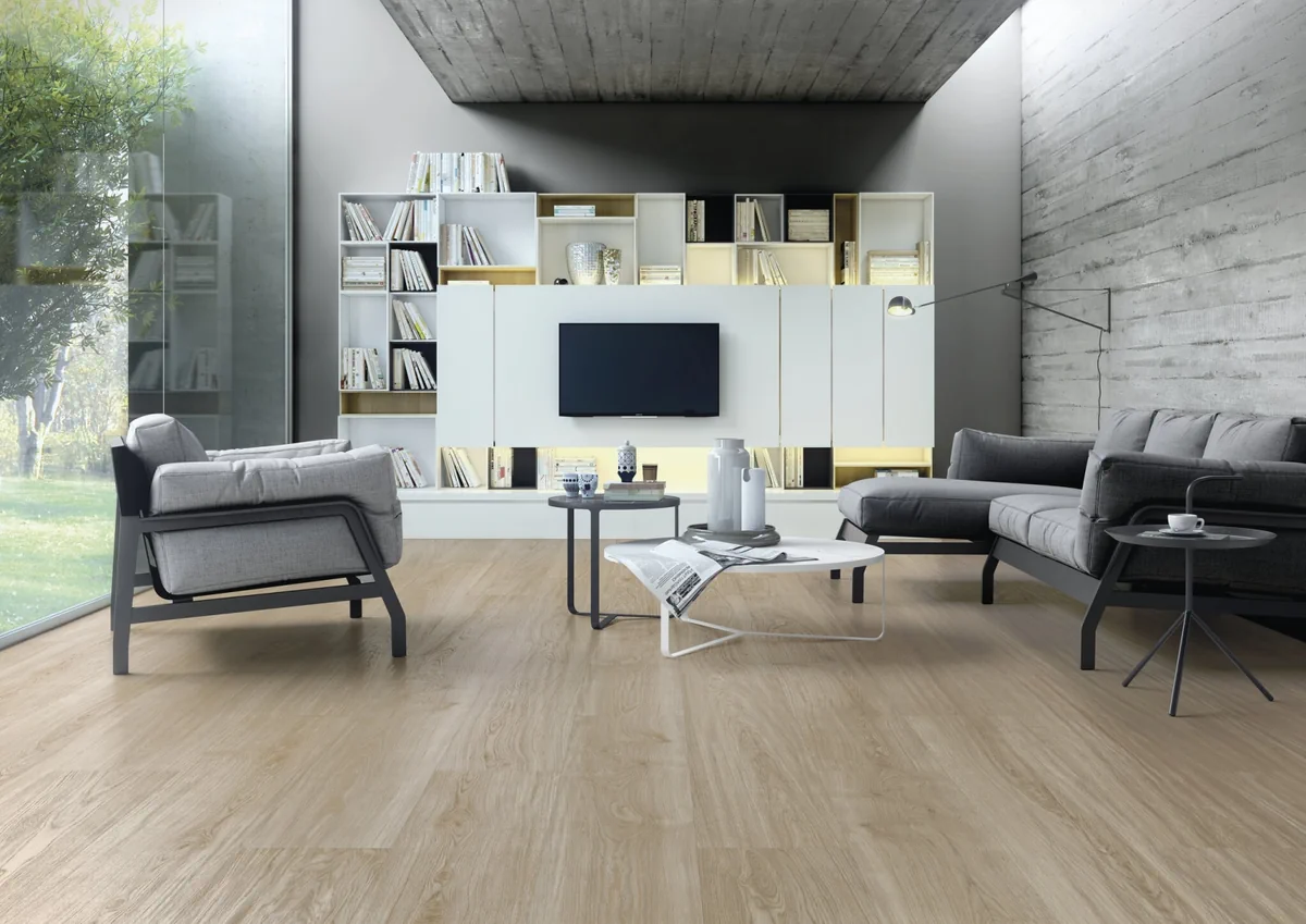 Gres Cifre OXFORD efekt drewno - aranzacja w korytarzu z naturalnym swiatlem
