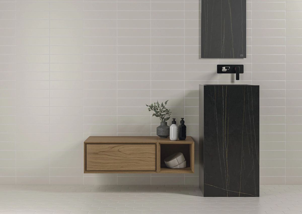 Gres Cifre TIMELESS efekt kolor - aranzacja w korytarzu z naturalnym swiatlem