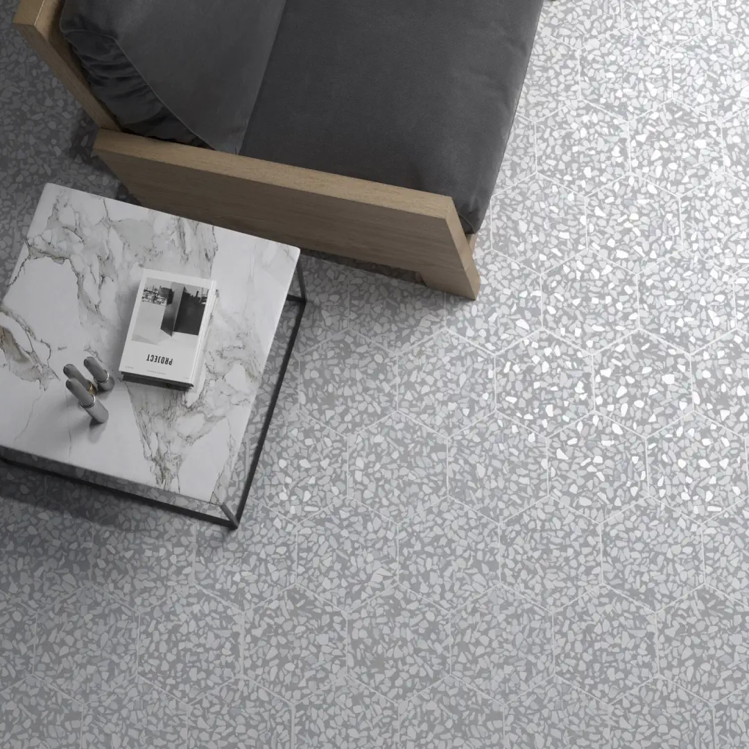 Gres Cifre RIAZZA efekt terrazzo - aranzacja w korytarzu z naturalnym swiatlem