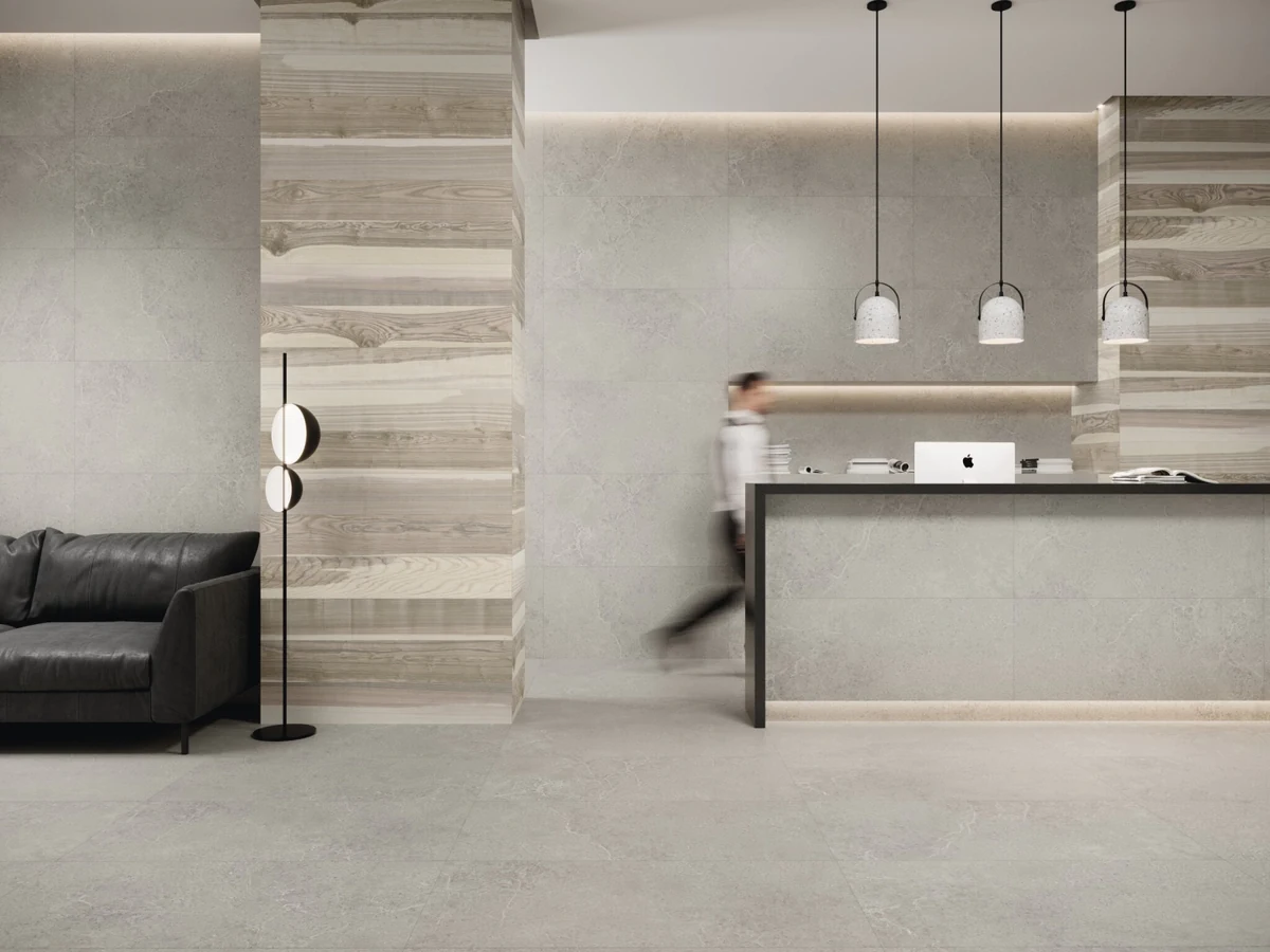 Gres Cifre NORWICH efekt beton - aranzacja w przestronnym holu