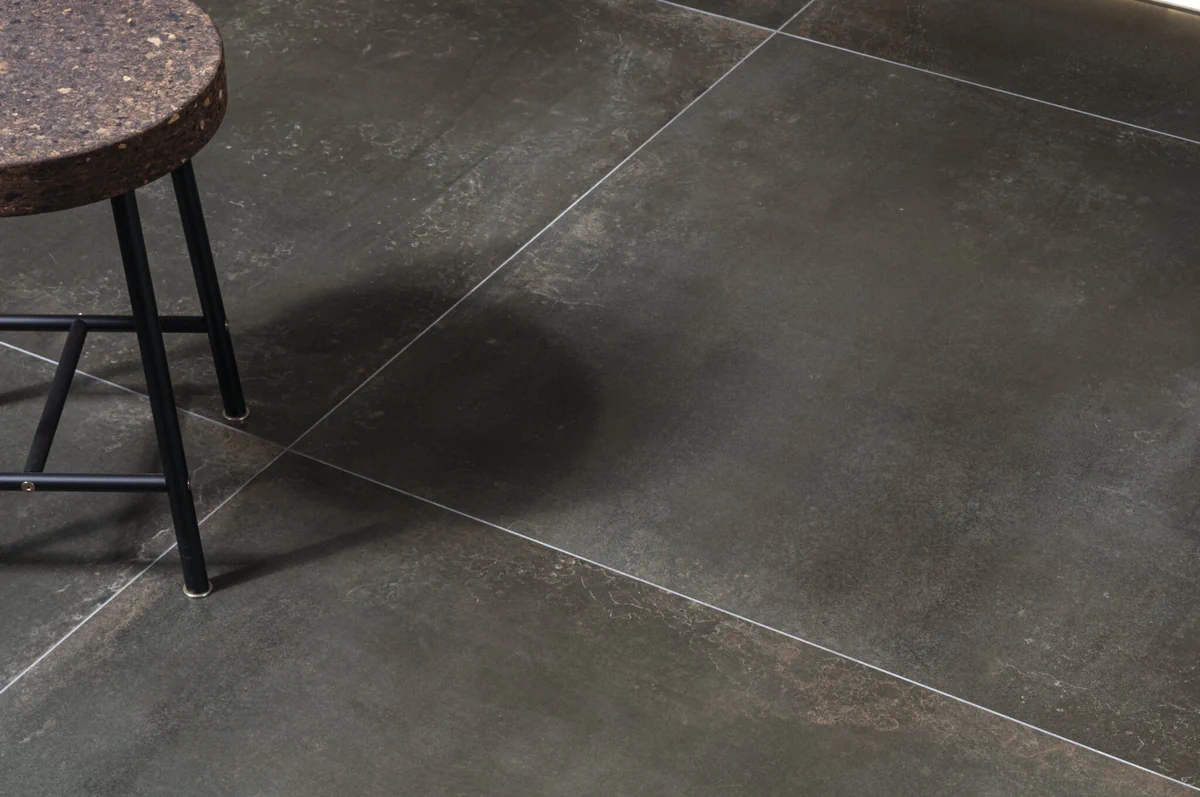 Gres Cifre INDUSTRIAL efekt metal - aranzacja w nowoczesnym salonie