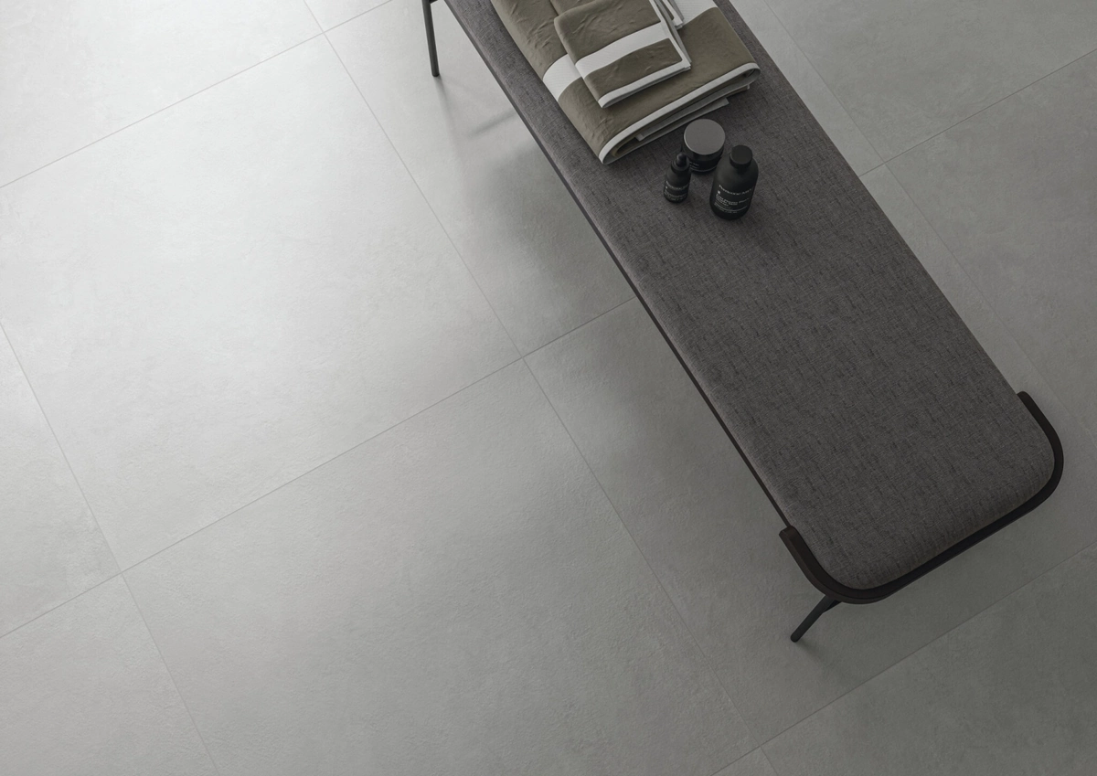 Gres Cifre ALURE efekt beton - aranzacja w nowoczesnym salonie