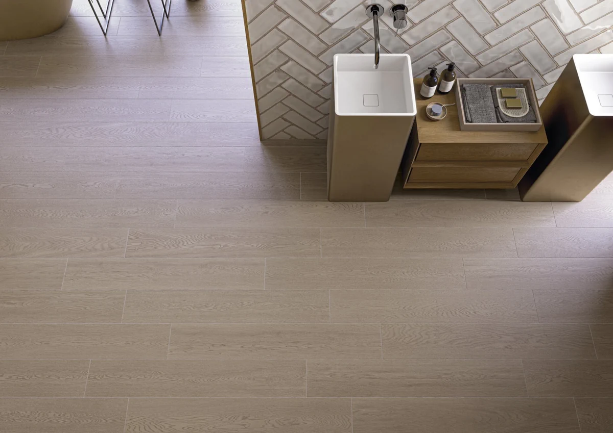 Gres Cifre HEARTWOOD efekt drewno - aranzacja w nowoczesnym salonie