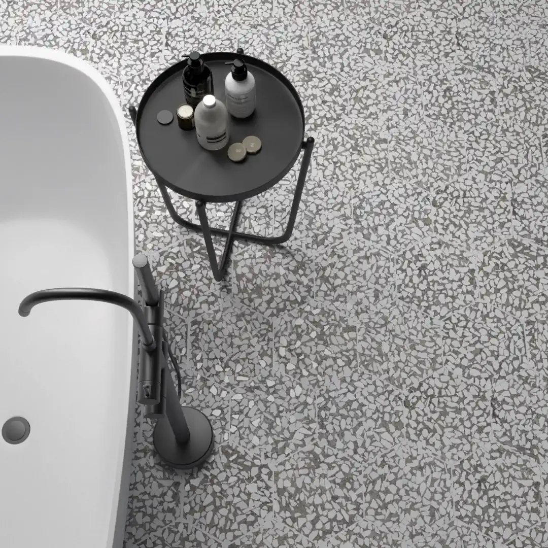 Gres Cifre RIAZZA efekt terrazzo - aranzacja w korytarzu z naturalnym swiatlem
