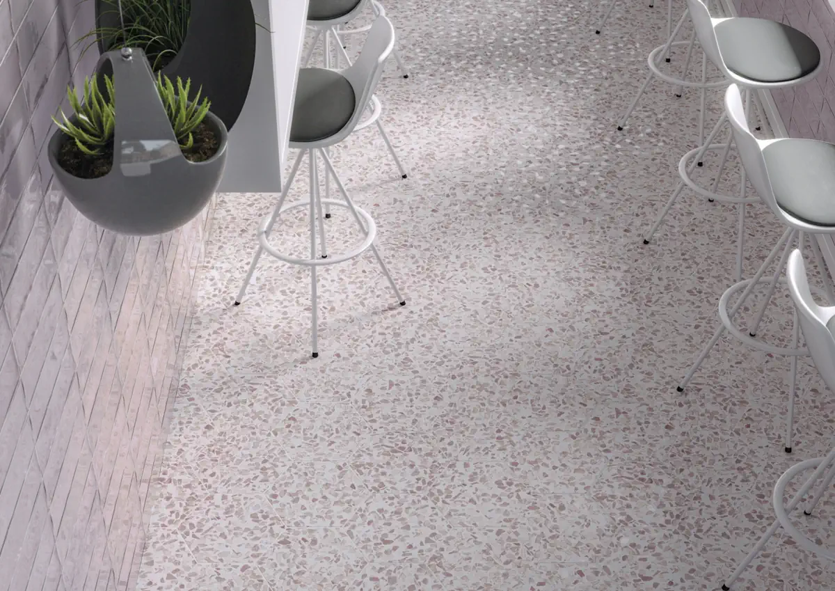 Gres Cifre RIAZZA efekt terrazzo - aranzacja w przy kominku