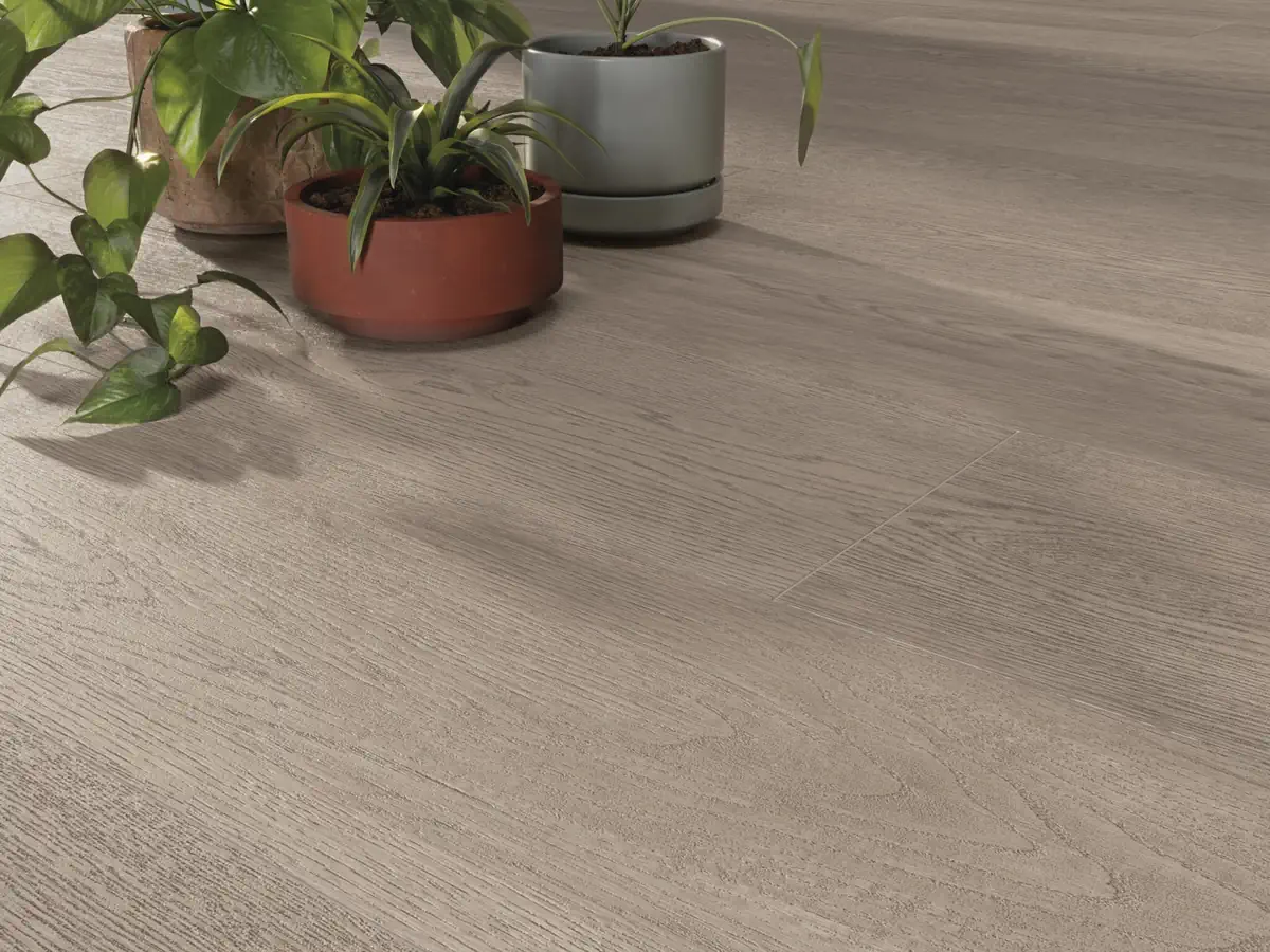 Gres Cifre HEARTWOOD efekt drewno - aranzacja w strefie dziennej z duzymi przeszkleniami
