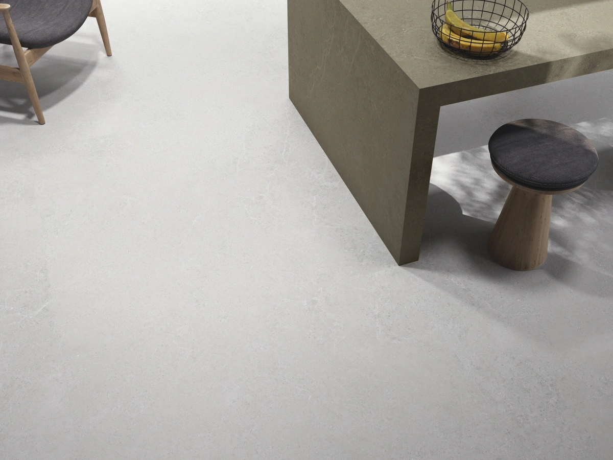 Gres Cifre NORWICH efekt beton - aranzacja w korytarzu z naturalnym swiatlem