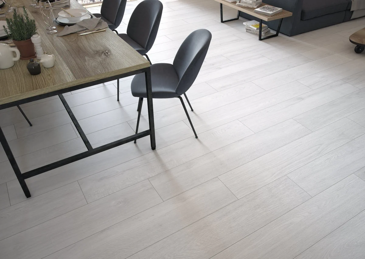 Gres Cifre ACADIA efekt drewno - aranzacja w eleganckiej lazience