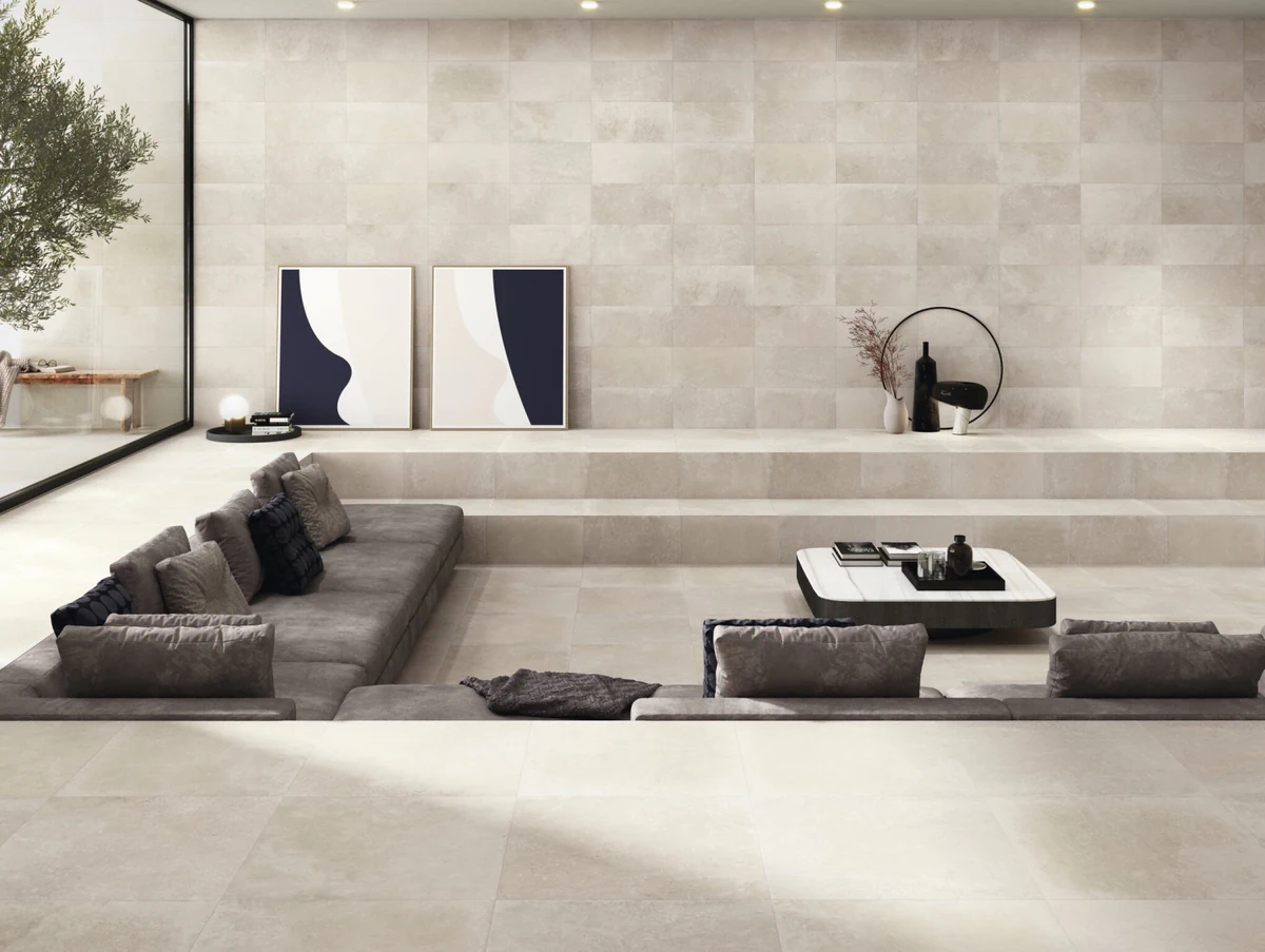 Gres Cifre MIDTOWN efekt kamień - aranzacja w korytarzu z naturalnym swiatlem