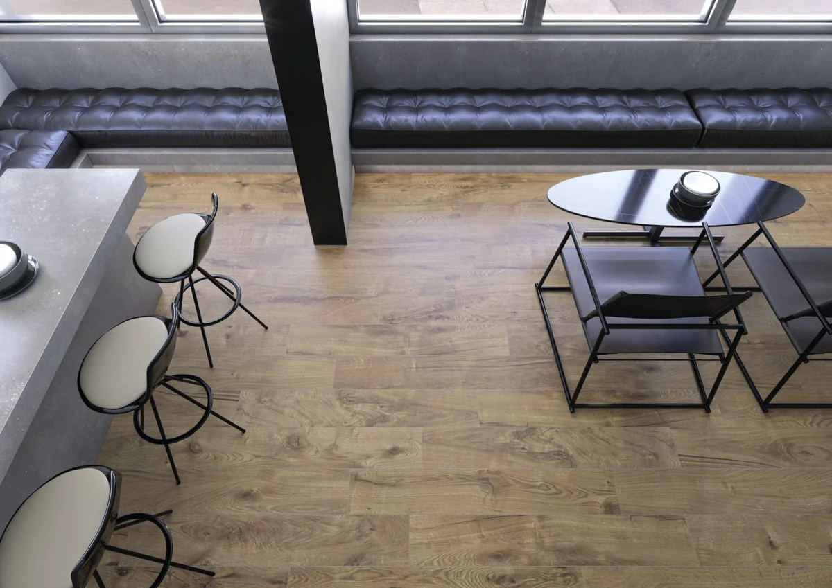 Gres Cifre YUKON efekt drewno - aranzacja w eleganckiej lazience