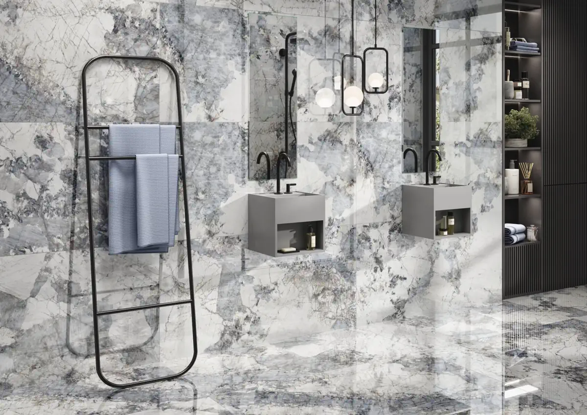 Gres Cifre ESPLENDOR efekt marmur - aranzacja w nowoczesnym salonie