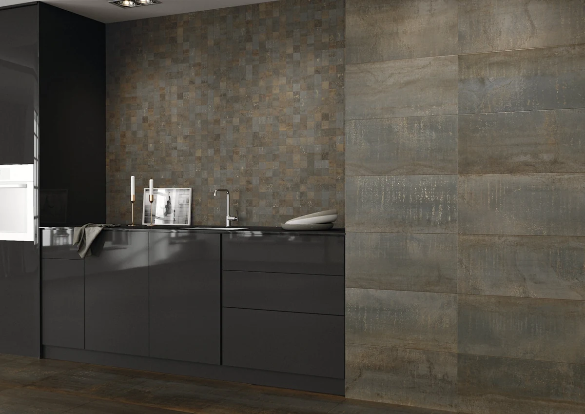 Gres Cifre METAL efekt metal - aranzacja w korytarzu z naturalnym swiatlem