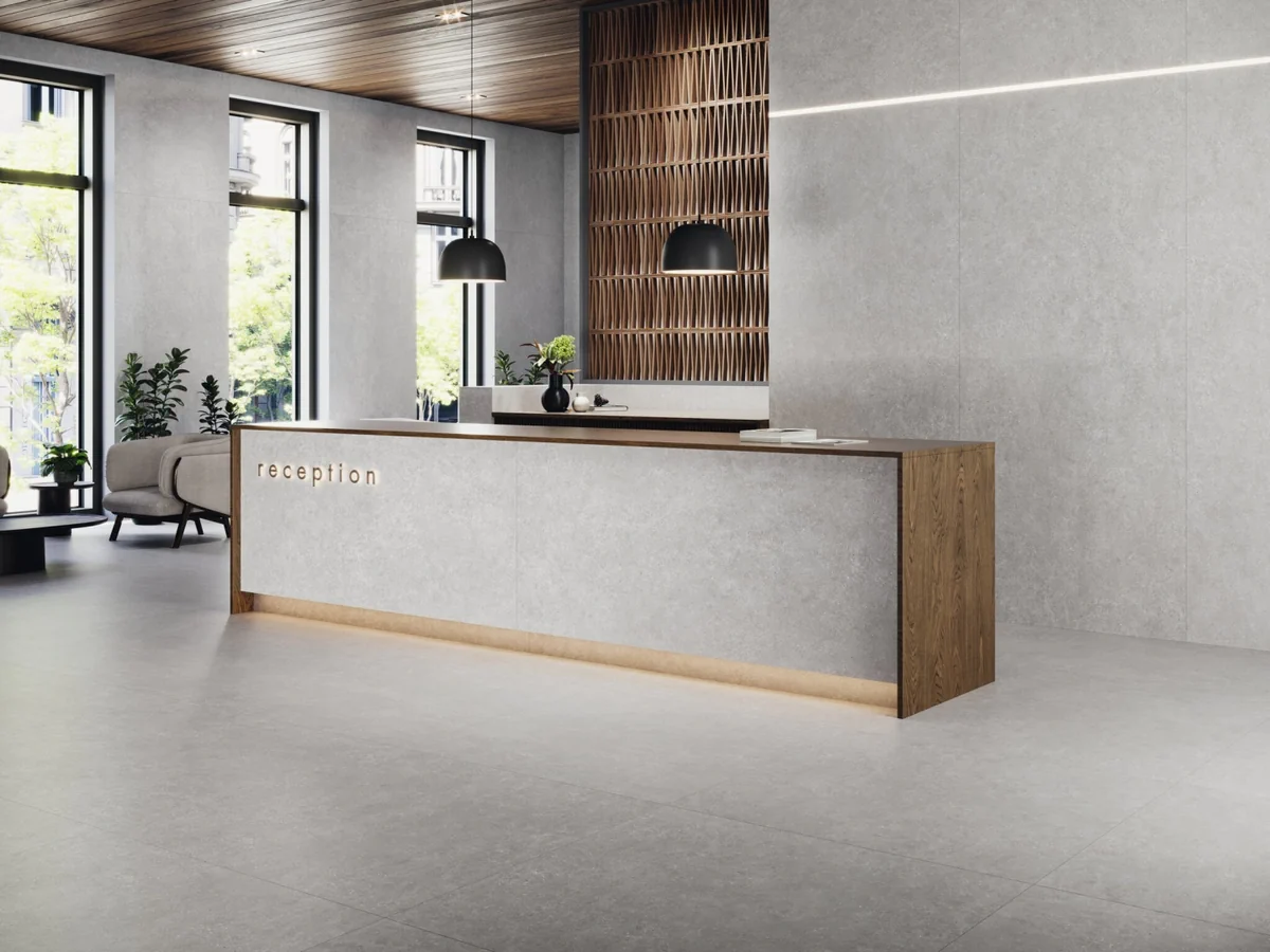 Gres Cifre ACRON efekt beton - aranzacja w przestronnym holu