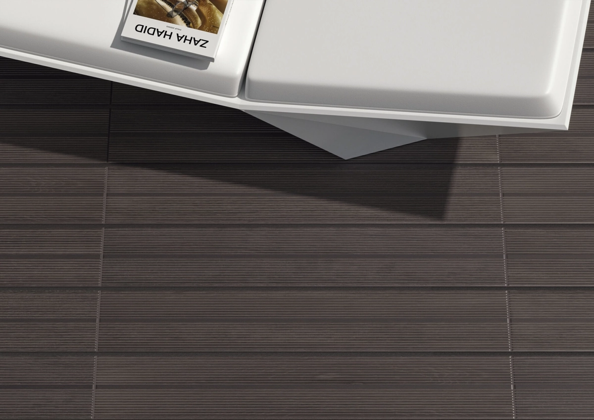 Gres Cifre SAGRES efekt drewno - aranzacja w eleganckiej lazience