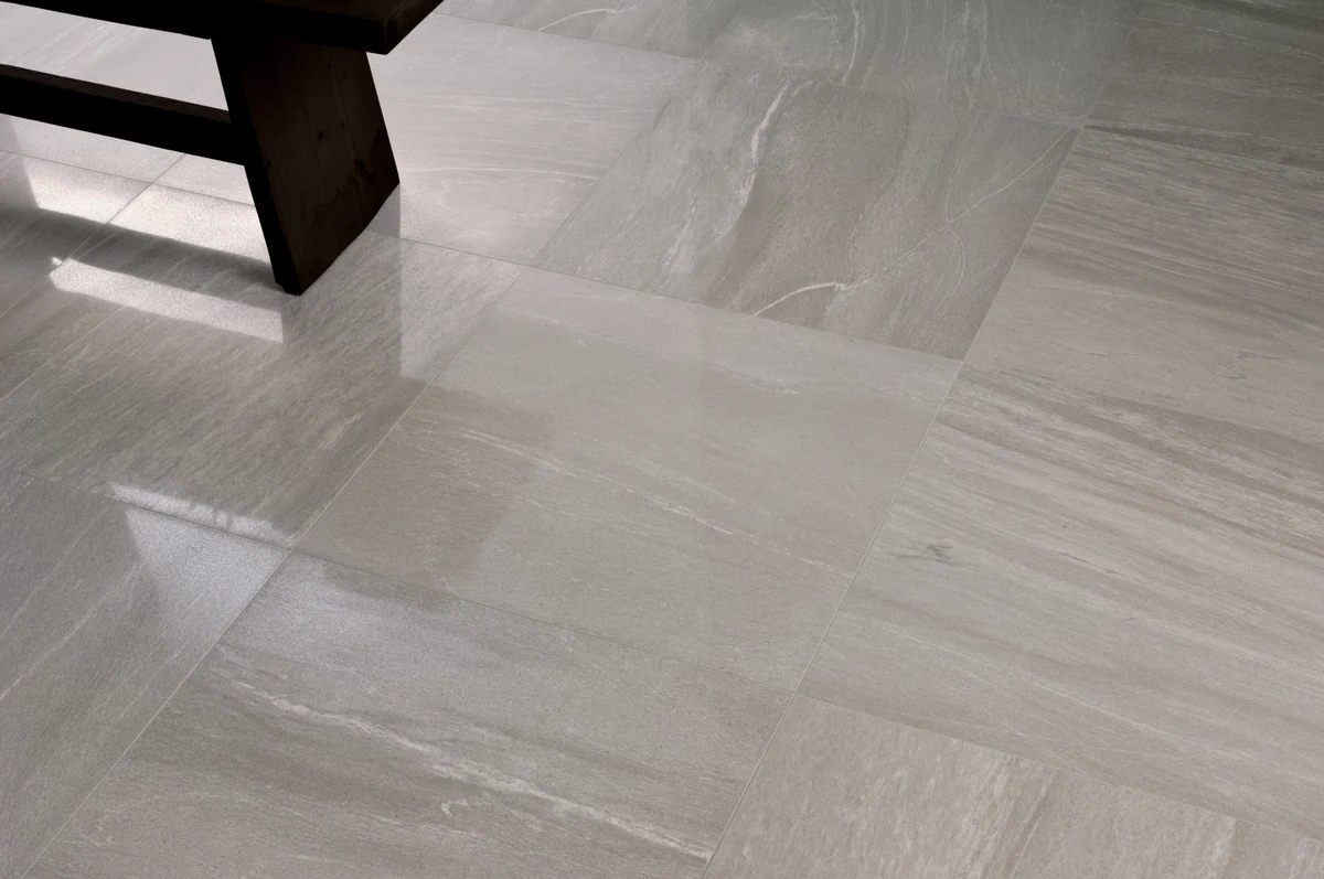 Gres Coem PIETRA VALMALENCO efekt kamień - aranzacja w eleganckiej lazience