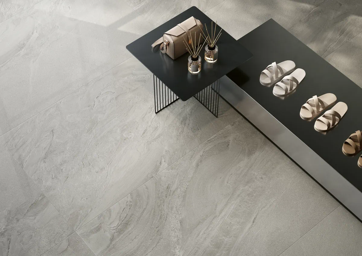 Gres Coem FLUIDA efekt kamień - aranzacja w eleganckiej lazience