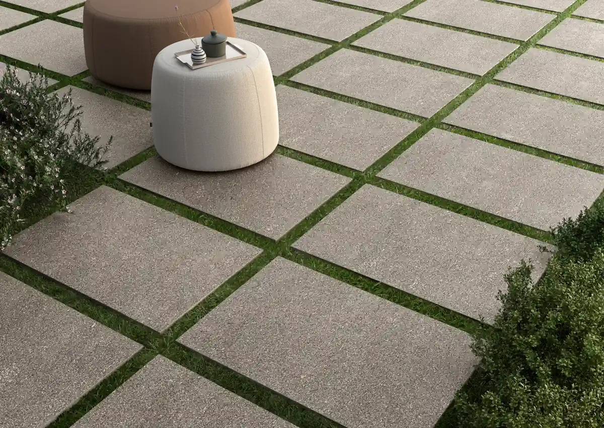 Gres Coem PORFIRICA efekt beton, kamień - aranzacja w strefie dziennej z duzymi przeszkleniami