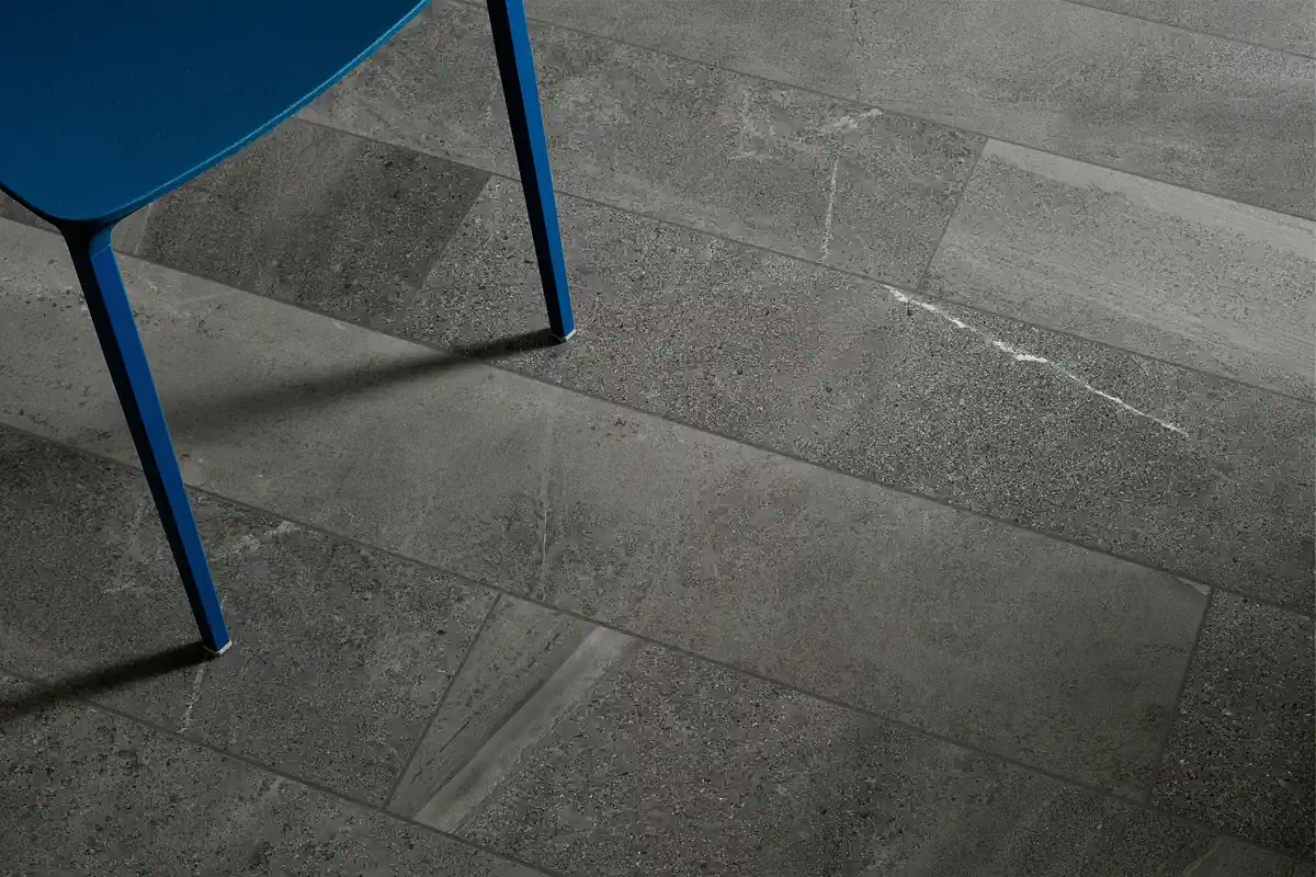 Gres Coem BRIT STONE efekt beton, kamień - aranzacja w korytarzu z naturalnym swiatlem