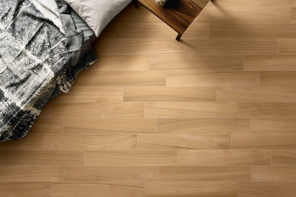 Gres Coem AFROMOSIA efekt drewno - aranzacja w nowoczesnym salonie