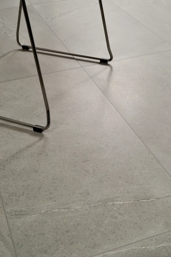 Gres Coem BRIT STONE efekt beton, kamień - aranzacja w strefie dziennej z duzymi przeszkleniami