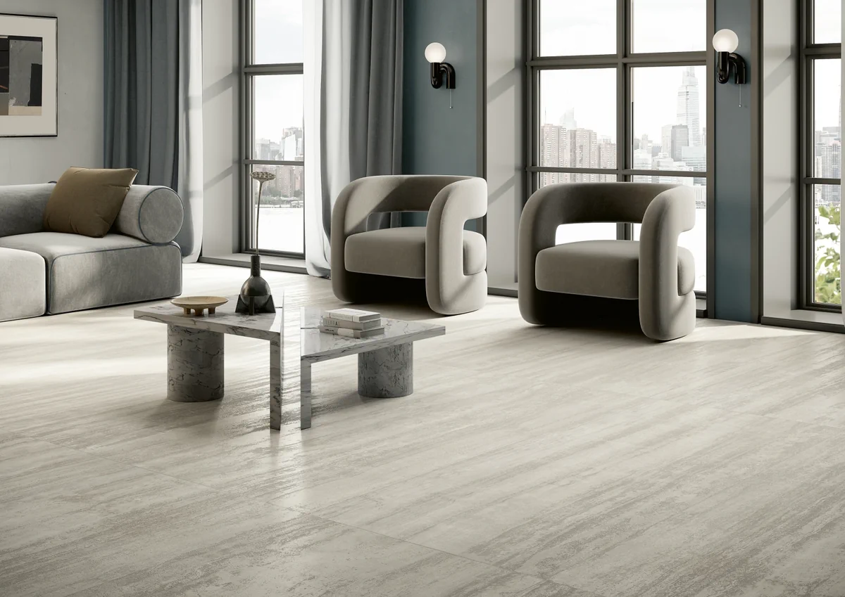 Gres Coem TOUCH STONE VEIN efekt marmur - aranzacja w korytarzu z naturalnym swiatlem
