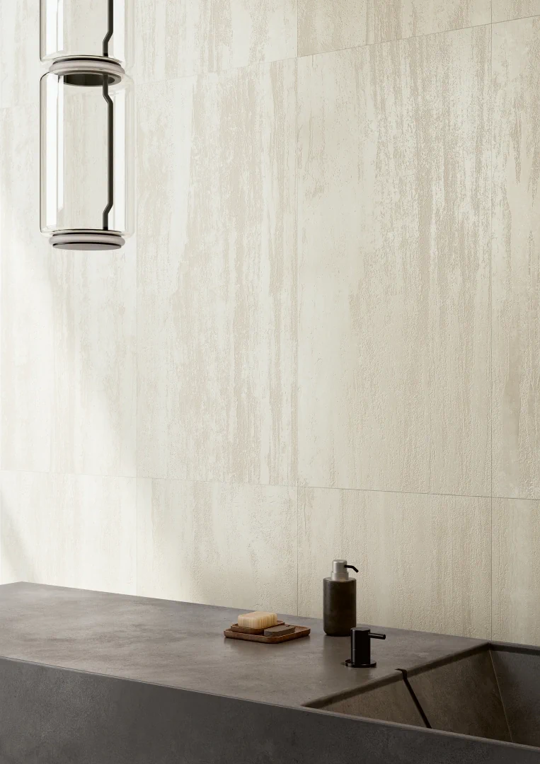 Gres Coem TOUCH STONE VEIN efekt marmur - aranzacja w minimalistycznym wnetrzu