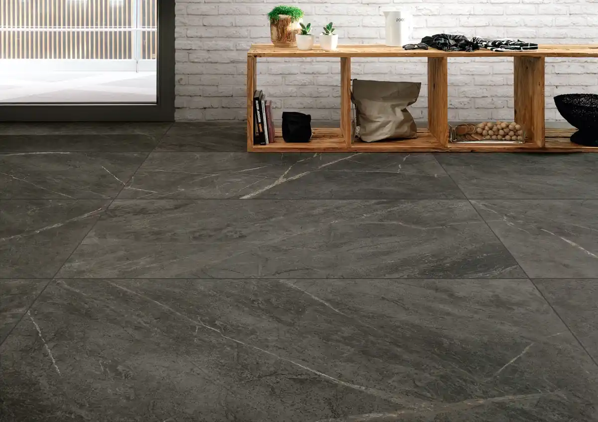 Gres Coem SOAP STONE efekt marmur, kamień - aranzacja w przestronnym holu