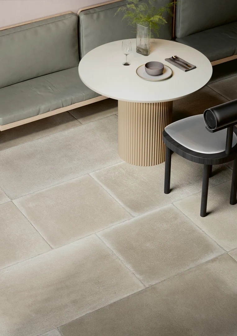 Gres Coem ENGLISH STONE efekt kamień - aranzacja w korytarzu z naturalnym swiatlem