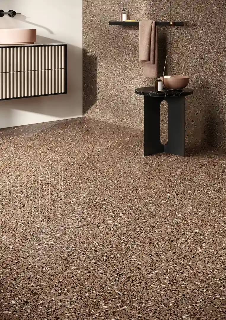 Gres Coem PORFIRICA AGLO efekt terrazzo - aranzacja w przy kominku