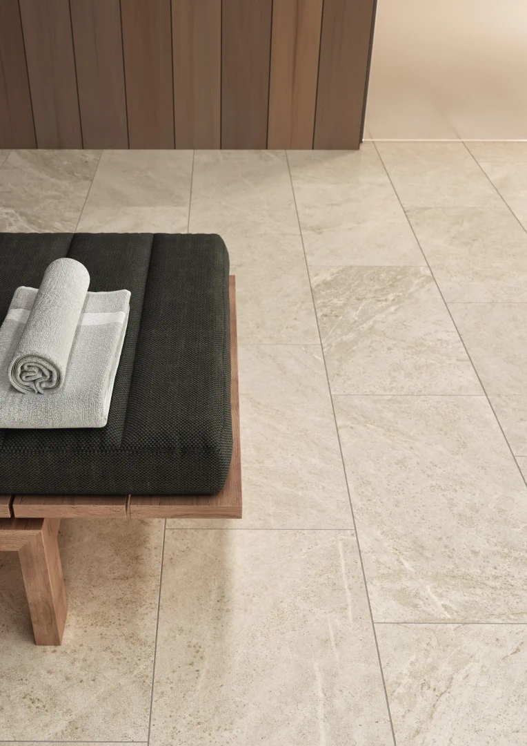 Gres Coem SOAP STONE efekt marmur, kamień - aranzacja w korytarzu z naturalnym swiatlem