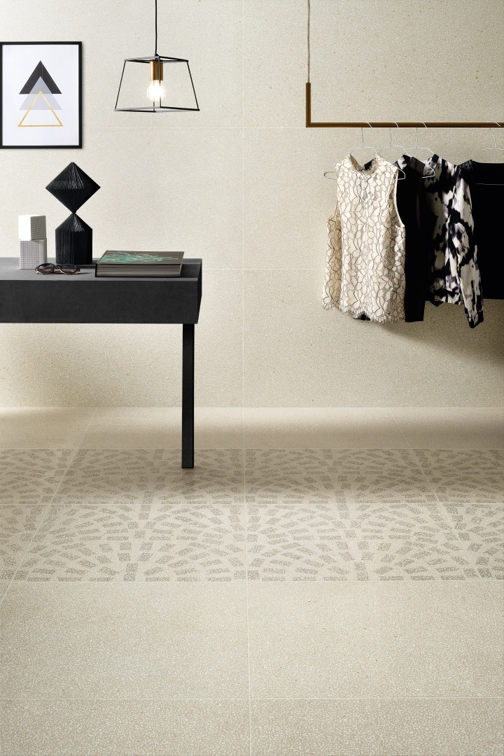 Gres Coem TERRAZZO efekt terrazzo - aranzacja w korytarzu z naturalnym swiatlem