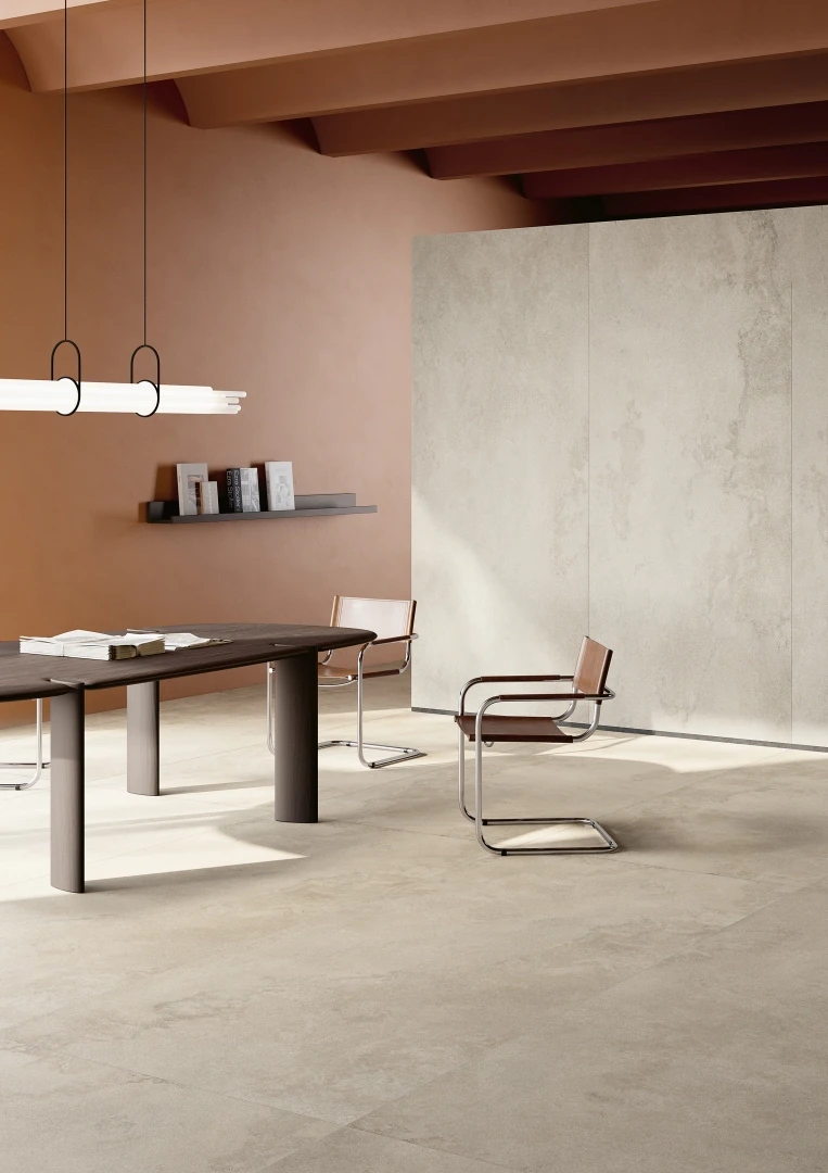 Gres Coem VERSATILE STONE efekt kamień - aranzacja w strefie dziennej z duzymi przeszkleniami